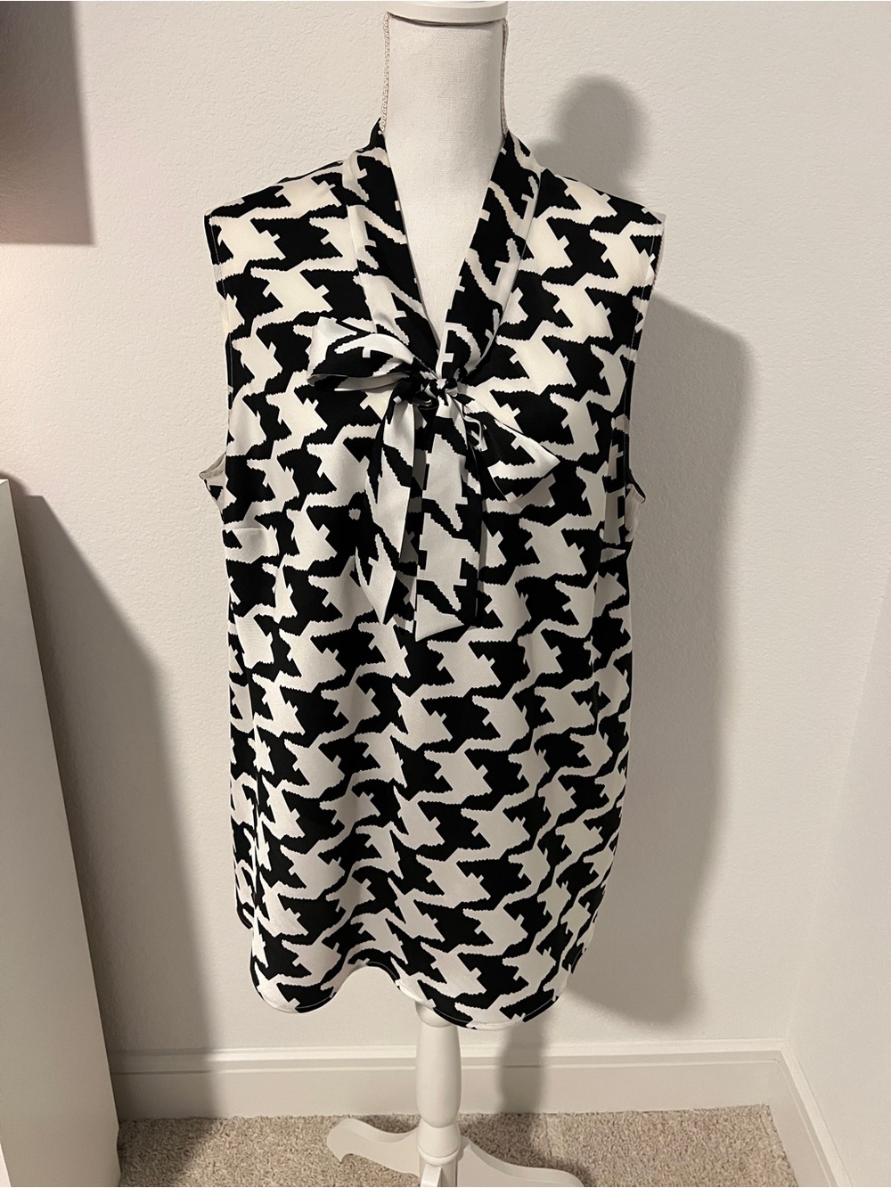 GUC Kasper Black & White Houndstooth Tie-Neck Sleeveless Blouse - 2X